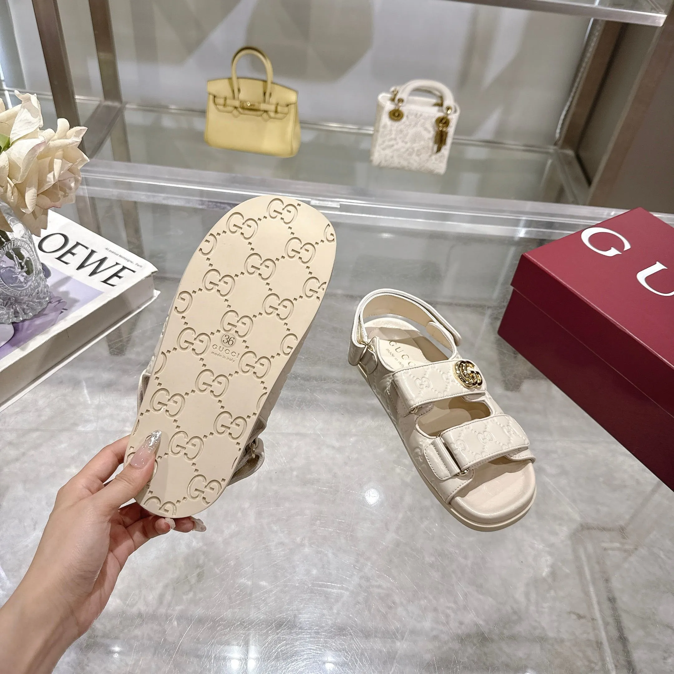 Wholesale direct sales 260👟👟 Gucci’s modern design aesthetic explores the path of unique craftsmanship, cleverly integrating the brand’s classic elements with its beloved brand identity. The sandal is embellished with the beloved Double G hardware, adding a touch of understated branding to the design, complementing the versatility of the Velcro straps. Women Light gold tone hardware Sheepskin lining Double G Rubber sole Velcro fastening Flat sole